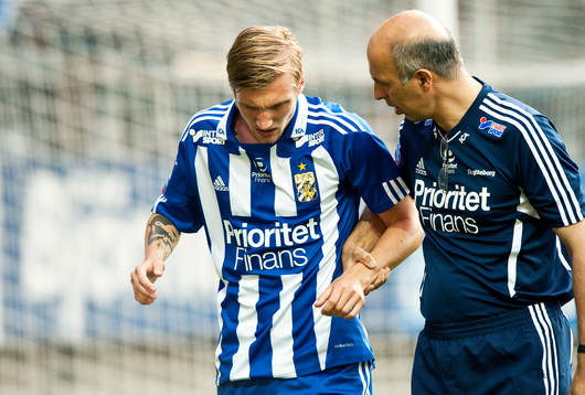 Sebastian Eriksson, skadad, får hjälp av Vahid Hamidy,