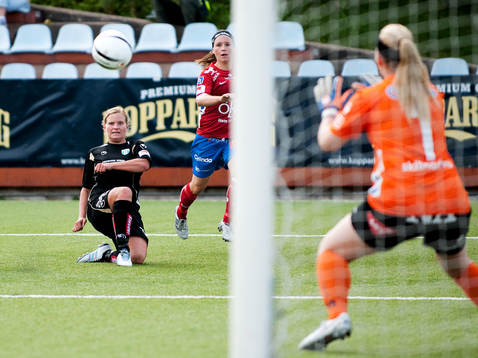 Maria Björg Agustdottir, målvakt Örebro, Sara Lindén,