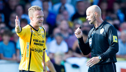 Marcus Ekenberg, Mjällby och Stefan Johannesson, domare
