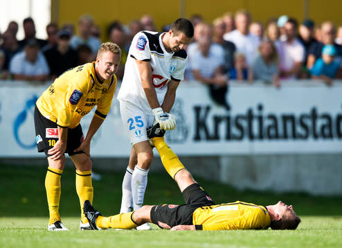 Dusan Melicharek, målvakt, Malmö hjälper Mjällbyspelare