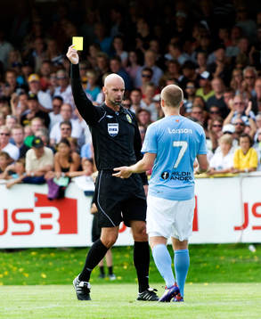 Stefan Johannesson, domare och Daniel Larsson, Malmö (Gult