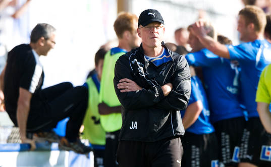 5-4 Joe Sise, Halmstad, som hoppar upp i tränaren Jens