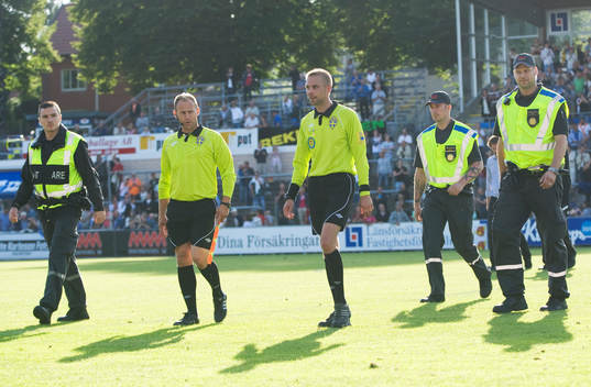 Domarteamet med huviuddomare Johan Hamlin fick eskort från