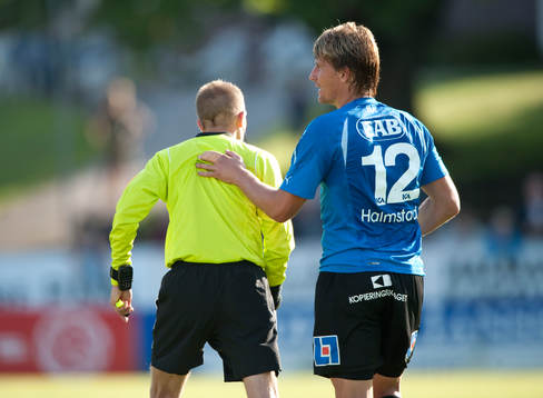 Tomas Zvirgzdauskas, Halmstad, ger domare klapp på ryggen