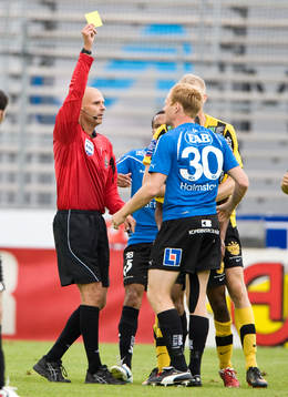 Michael Svensson, Halmstad, får gult kort (Varning) av