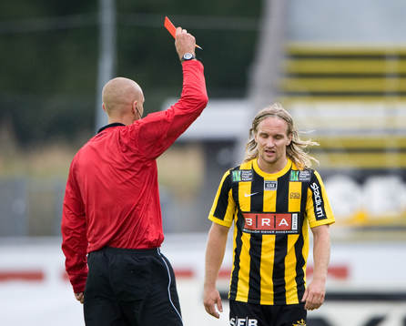 Josef Elvby, Häcken, får rött kort (utvisning) av domare