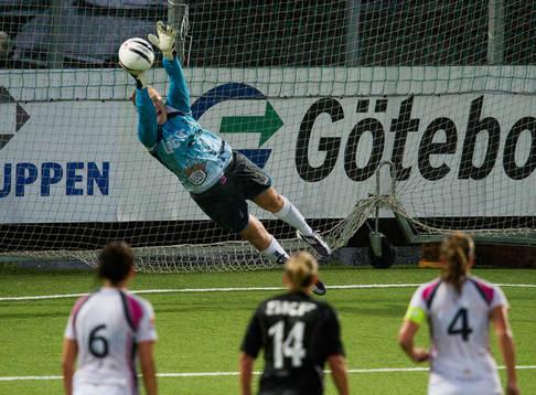 Thora Helgadottir, målvakt Malmö, räddar (Räddning) en