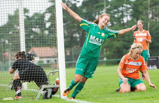 Bläddra bland fler bilder av Fotboll dam, division 3, småklubbs, Åhus - Wä