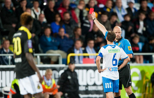 Martin Hansson, domare, ger rött kort, utvisning