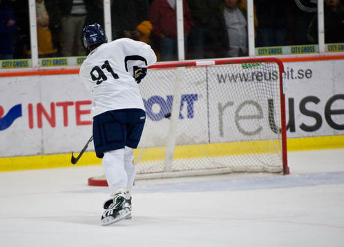 Gustav Hjelmarsson, Växjö, skjuter in i pucken mål