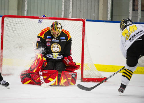 Niklas Svedberg, målvakt Brynäs och Viktor Ahlström, AIK