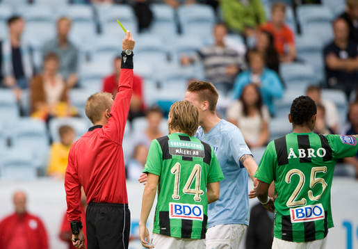 Pontus Jansson, Malmö, får gult kort, Johan Hamlin, domare