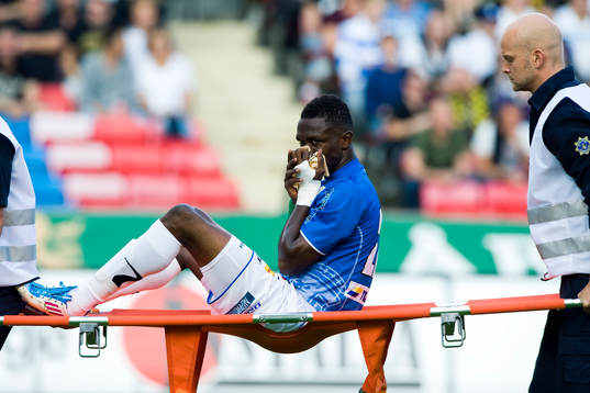 Ibrahim Koroma, Trelleborg bärs ut skadad. Skada