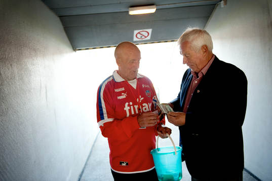 Lars-Erik Ahlberg säljer lotter