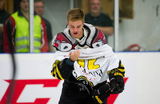 Daniel Bång, AIK lämnar isen blodig. Blod, skada