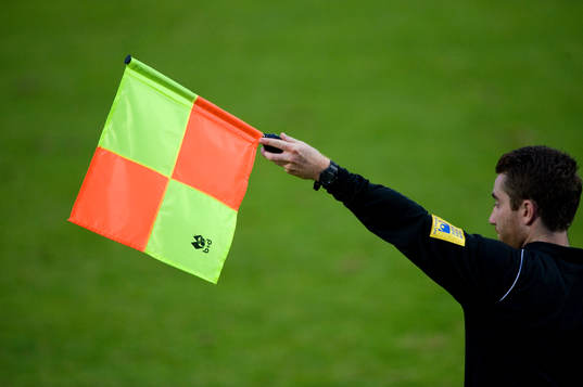 Linjedomare, assisterande linjeman, flagga