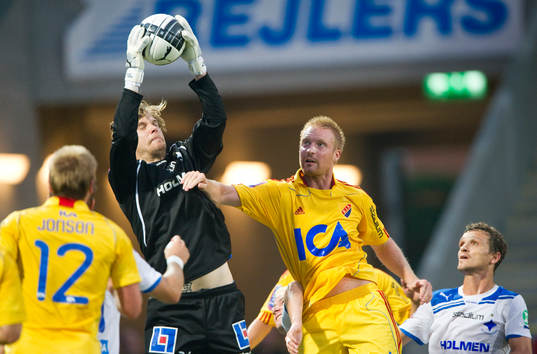 Niklas Westberg, målvakt Norrköping tar hand om bollen