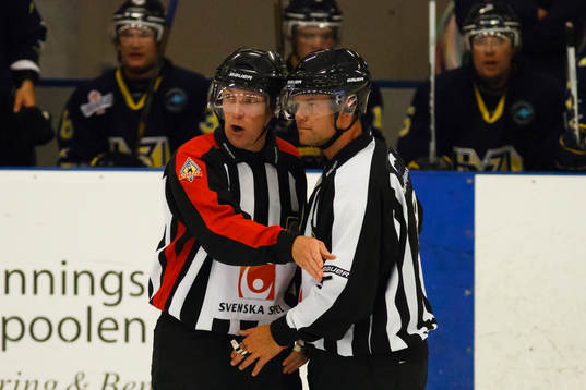 Domare och linjeman i samtal med varandra