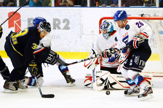 Jukka Voutilainen, HV71 skapar oreda framför Mannheims
