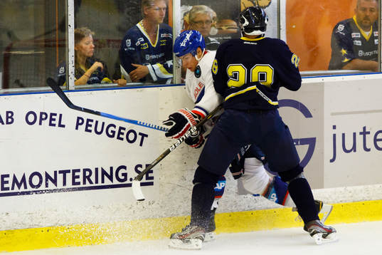Daniel Rahimi, HV71 tacklar en av Mannheims spelare