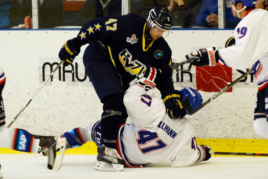Noah Welch, HV71 vräker omkull Christoph Ullmann, Mannheim