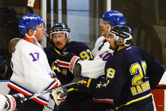 Per Ledin och Craig Macdonald, HV71 och  Kamil Piros och