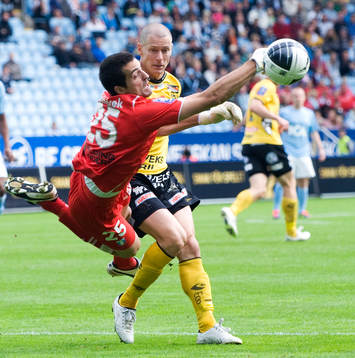 Dusan Melicharek, Malmö, boxar undan framför Andreas