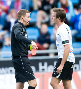 Utvisning, Per Johansson, Örebro, får rött kort av