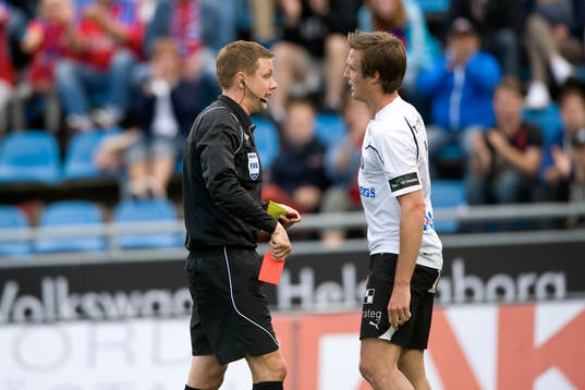 Utvisning, Per Johansson, Örebro, får rött kort av