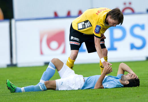 Lasse Nilsson, Elfsborg och Jimmy Durmaz, Malmö. Hjälp,