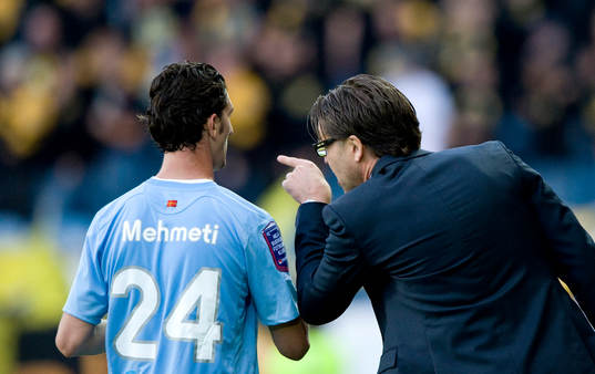 Agon Mehmeti får instruktioner av Rikard Norling, tränare