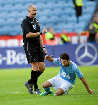Martin Hansson, domare och Jimmy Durmaz, Malmö FF