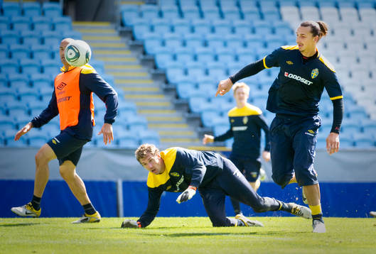 Zlatan Ibrahimovic utmanar Andreas Isaksson, målvakt
