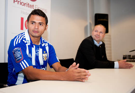 Sportchef Håkan Mild presenterar nyförvärvet Daniel