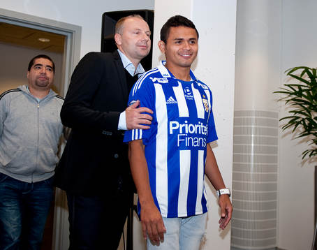 Sportchef Håkan Mild presenterar nyförvärvet Daniel
