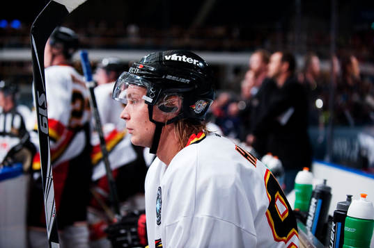 Johan Harju, sitter på bänken