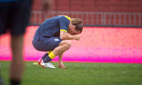 Zlatan Ibrahimovic sätter sig ned på huk och får