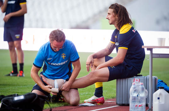 Zlatan Ibrahimovic får sin fot omlindad