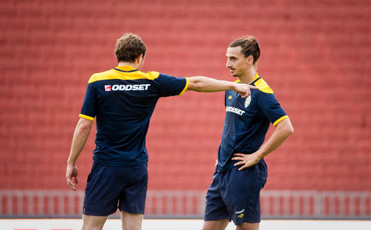 Johan Elmander pratar med Zlatan Ibrahimovic