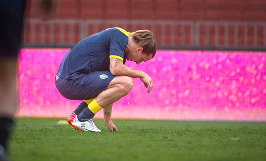 Zlatan Ibrahimovic sätter sig ned på huk och får