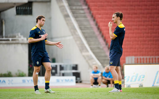 Johan Elmander pratar med Zlatan Ibrahimovic