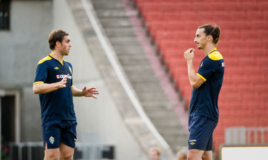 Johan Elmander pratar med Zlatan Ibrahimovic