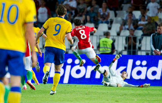 Andreas Isaksson, målvakt Sverige springer ut men chippas