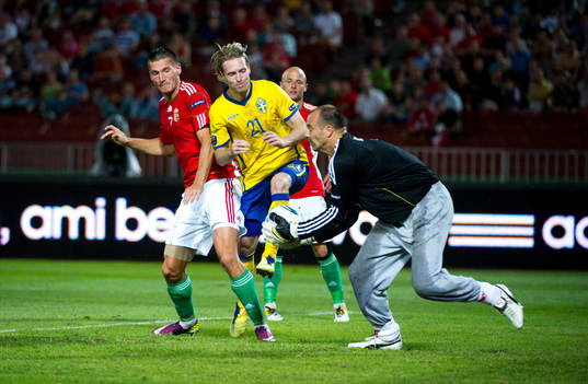 Christian Wilhelmsson, Sverige är framme hos Gabor Kiraly,