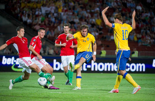 Johan Elmander skjuter