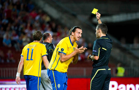 Zlatan Ibrahimovic, Sverige varnas. Gult kort, varning