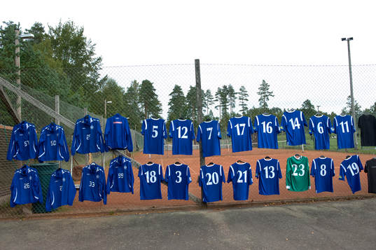 Torkning av fotbollströjor, upphängda utomhus. Tröja,