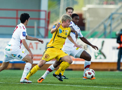 Robin Nilsson, Ängelholm och Izuchukwu Emeh, Assyriska