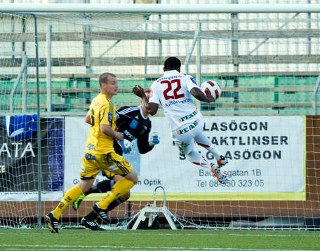 Izuchukwu Emeh, Assyriska gör 1-0 på nick