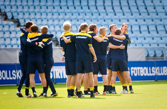 Zlatan Ibrahimovic är med på uppvärmning som består av